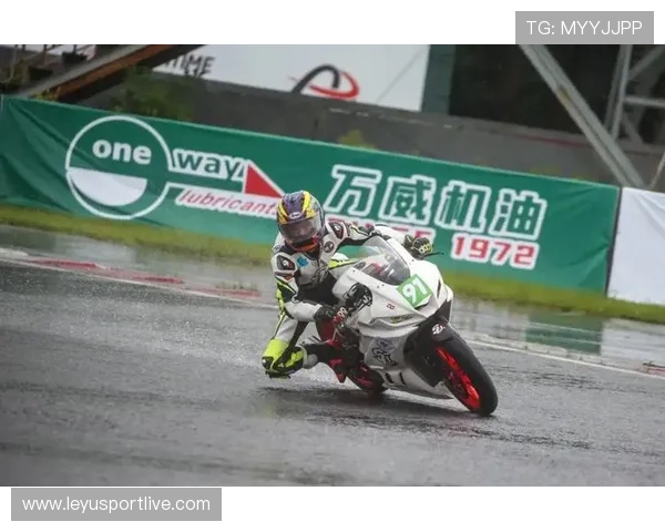 世界摩托车锦标赛雨战频发，多车手退赛